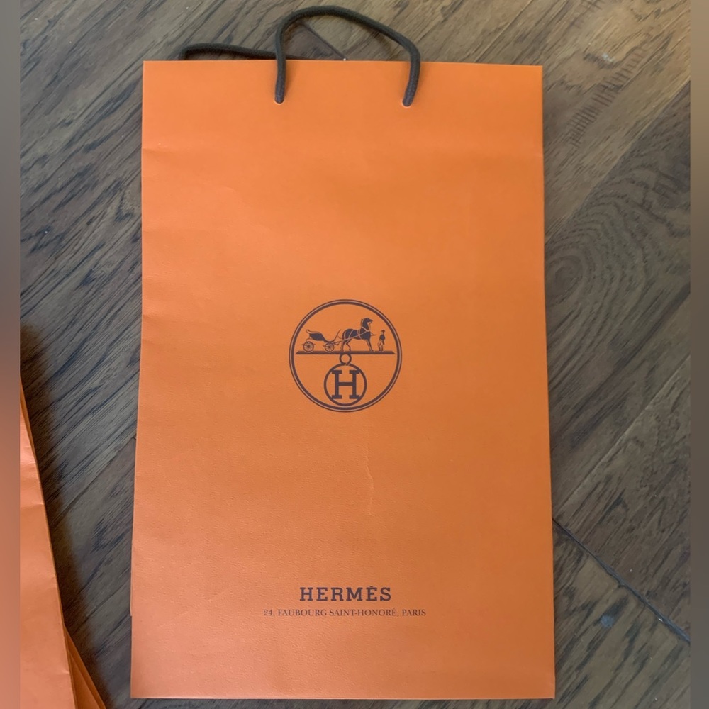 Signature Hermes paper shipping bag